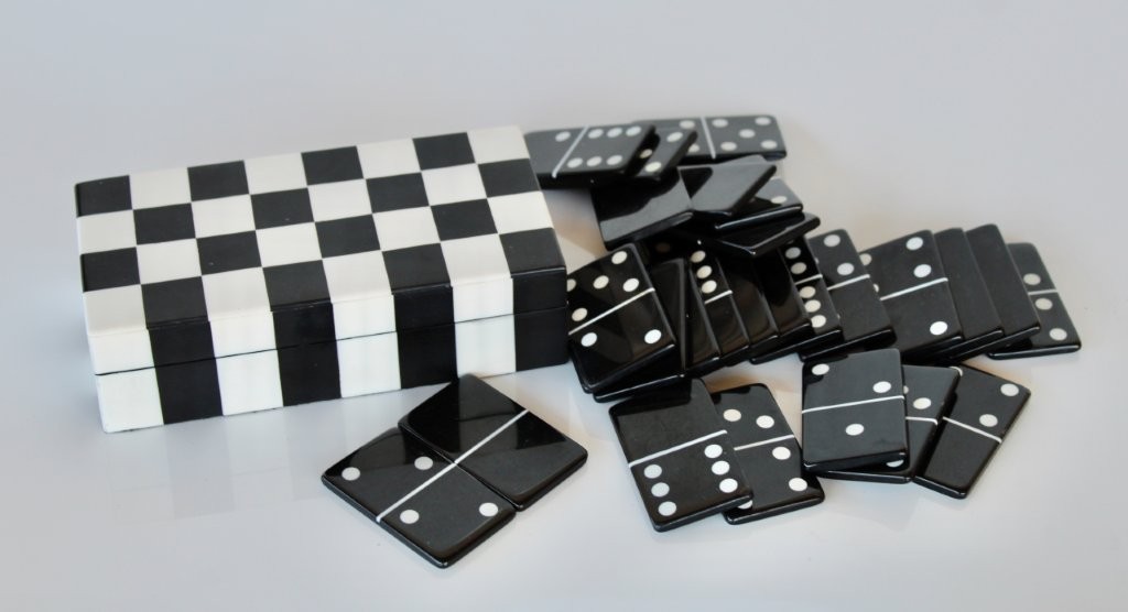 BLACK & WHITE CHECKED DOMINOES  5X18X9.5CM